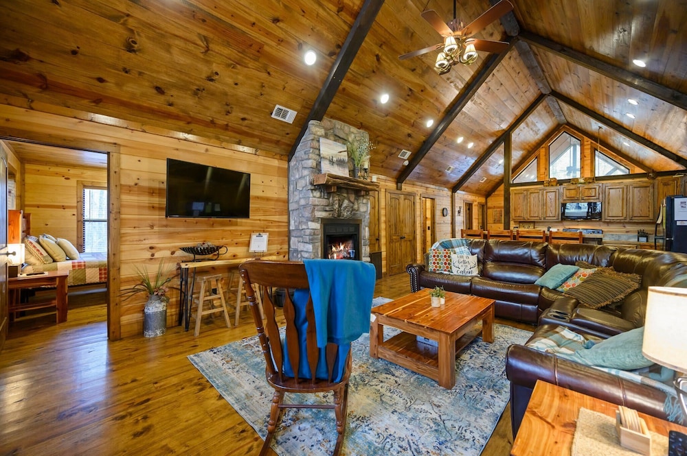Whitetail Retreat Cabin for 13!