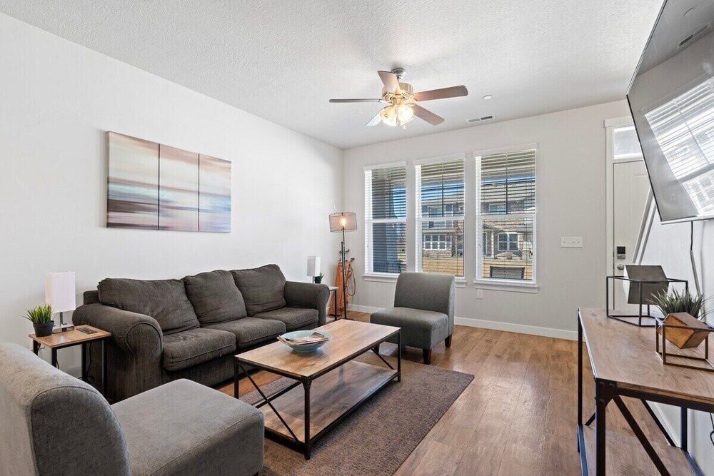 Modern w/ Pool, Gym, Hottub, Golf, Pet Friendly!