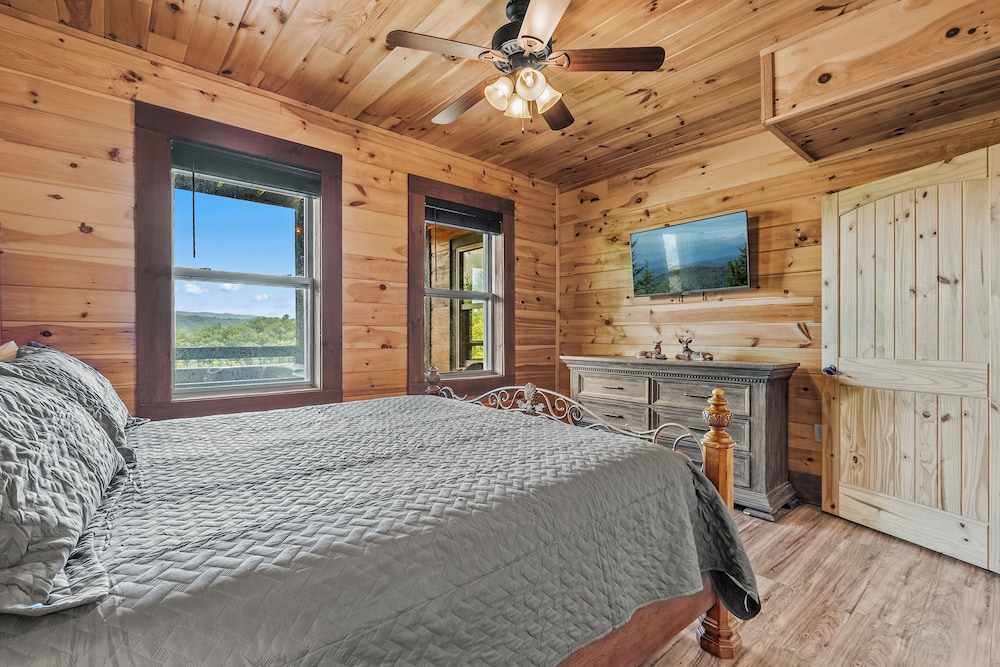 Amazing View Cabin w Gameroom Hot Tub Fire Pit
