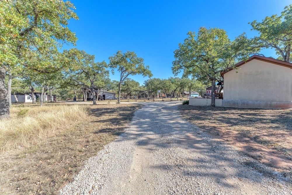Tranquil Retreat W/hot-tub 10-mins to Downtown!