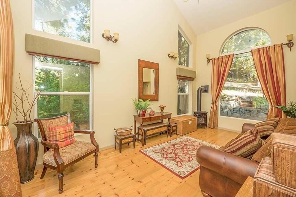 3614 Saddle Road 3 Bedroom Cabin by RedAwning