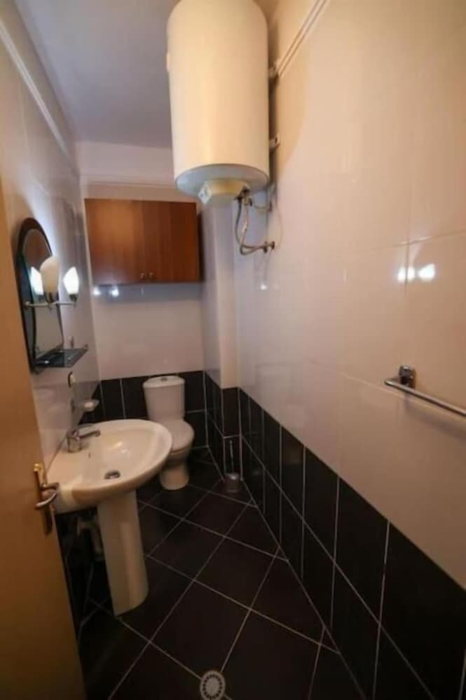 Tirent Apartment -Cozy 1-Bedroom Stay at Shkëmbi i Kavajës 2