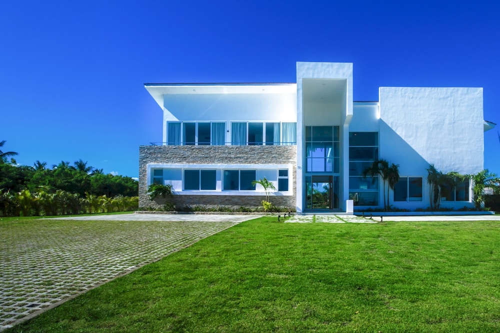Cap Cana Villa for Rent Modern Fresh and Fully-equipped Oceanfront Villa