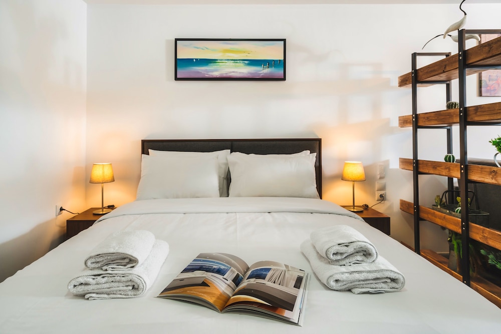 Sanders Home Suites - Inviting Downtown Studio photo 3
