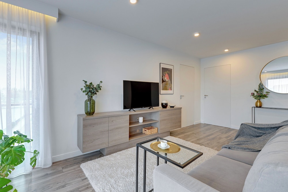 Aura - Riverside & Parking by Downtown Apartments
