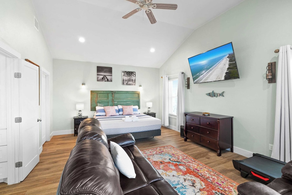 Laguna Sunrise Water Views, Private Pool + Minutes to Padre Island & Beaches
