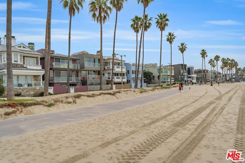 Popular LA Beach in Venice 10A