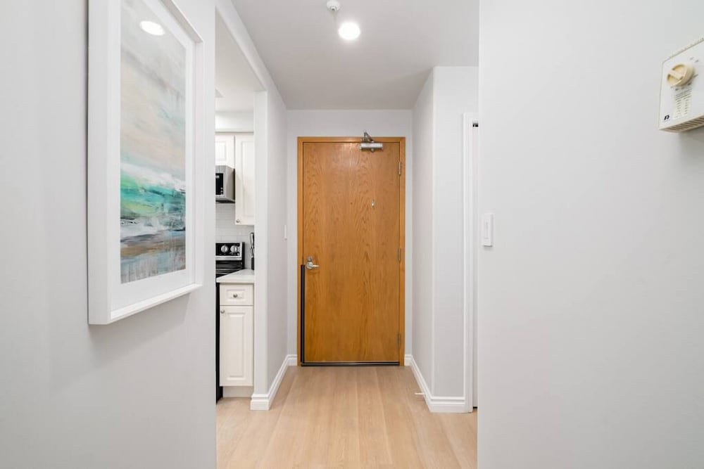 1 Bdrm With View of Ocean Very Centrally Located