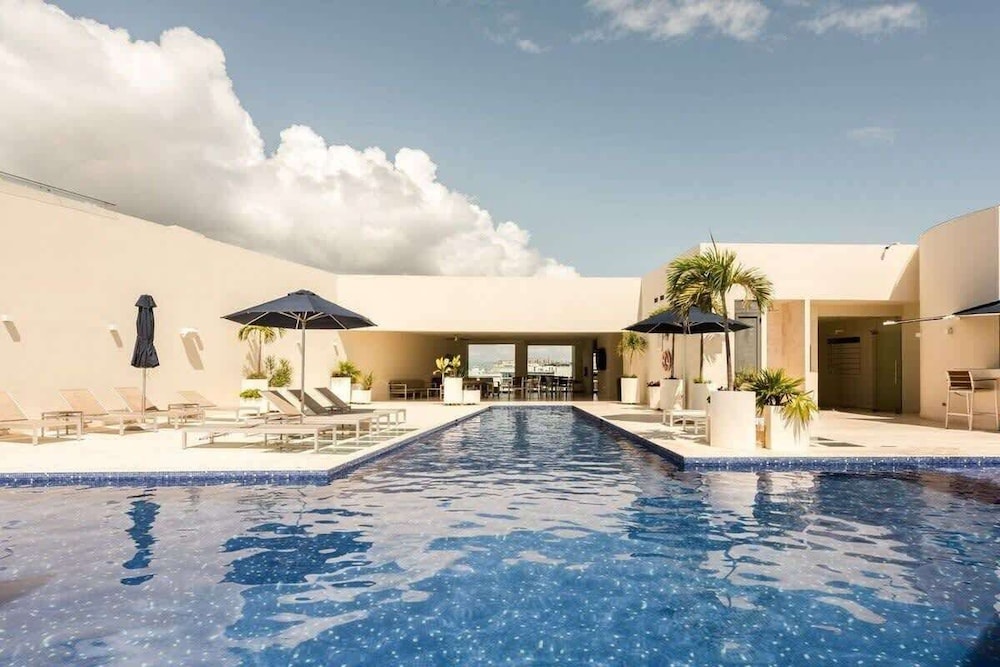 1 Br. Steps From the Beach Roof W/ocean View