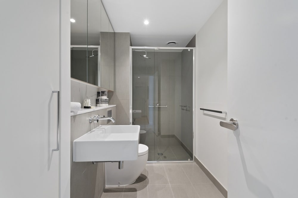 Sophisticated 2-bed With Bay Views & Amenities