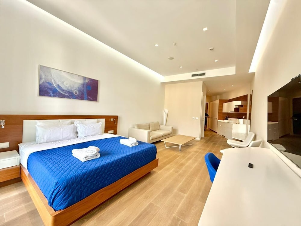Condo Studio Plaza