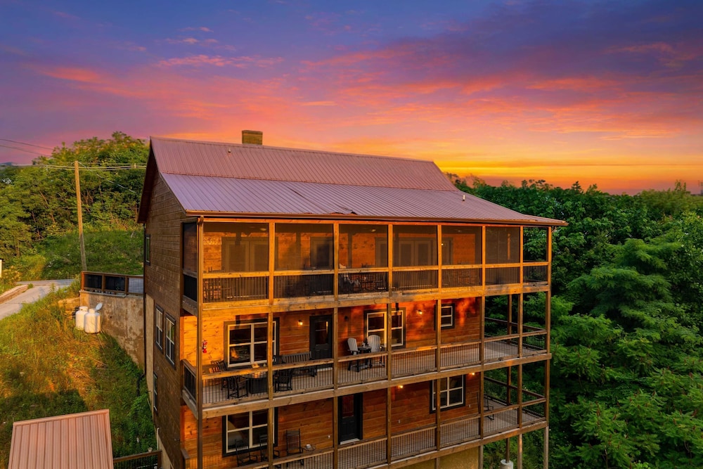 Evergreen Echo by Avantstay Cabin w/ Mountain Views, Theater, Game Room, and Hot Tub