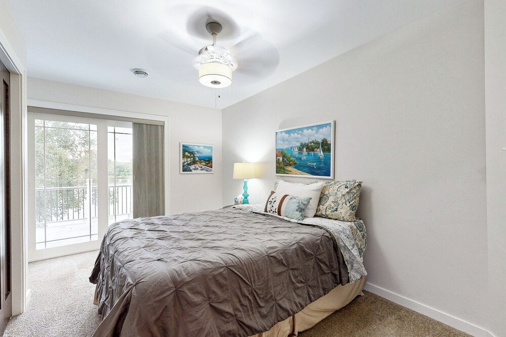 4 BR Tranquil Lakefront Retreat w/ Fire Pit