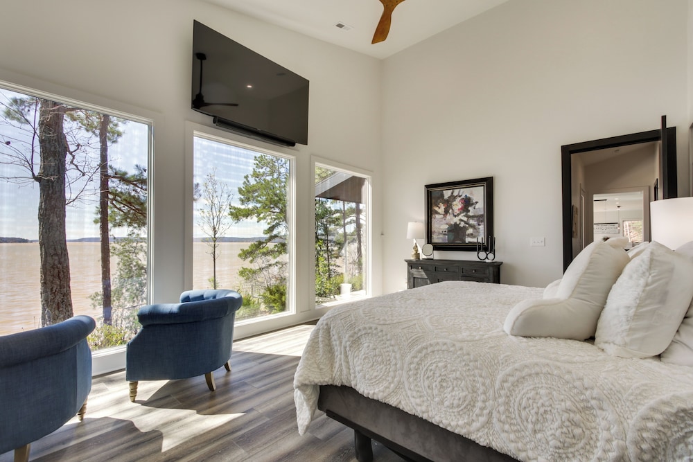 Private Dock & River Views: Modern Gem in Waterloo