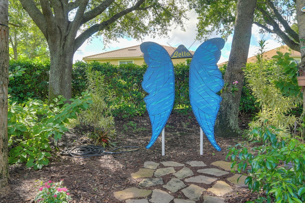 Lake View & Screened Balcony: Estero Getaway!