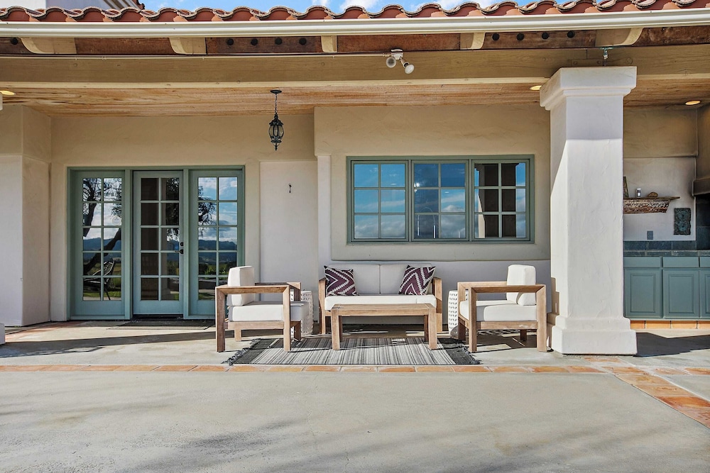 Wellsona Vineyard Retreat + Pool, Hot Tub, Views Main Home + Guest Home