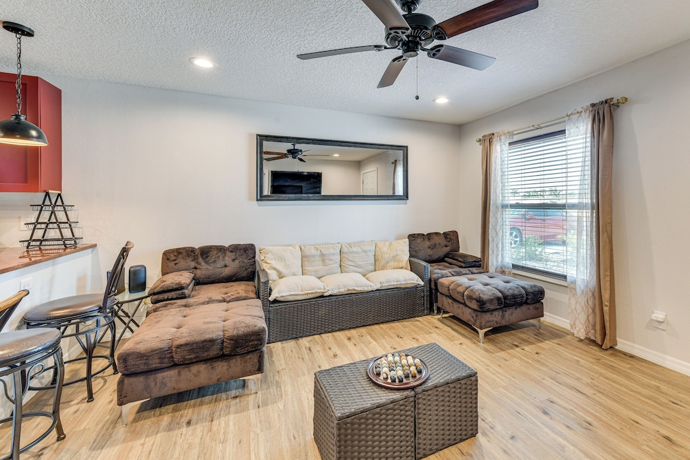 4 Mi to Bradenton Riverwalk: Cozy Home w/ Patio!