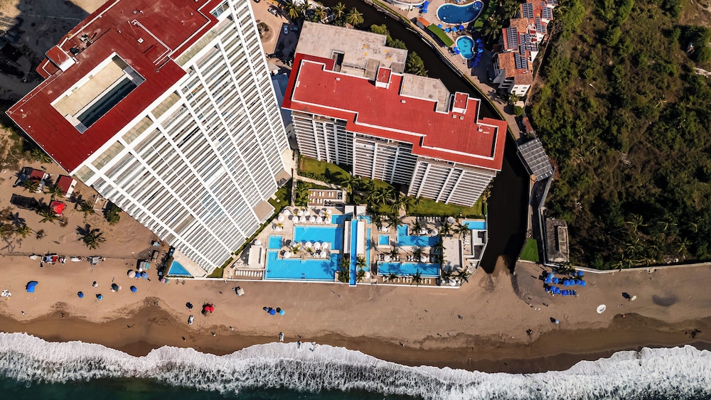 Stunning Beachfront Condo - Sea Views