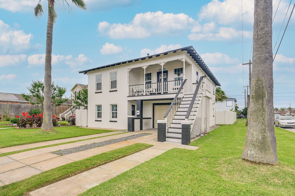 < 1 Mi to Beaches: Galveston Retreat w/ Patio!