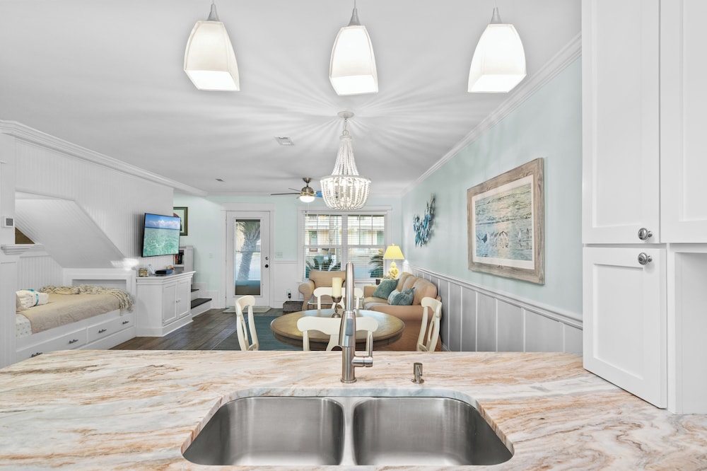 Searenity Awaits: 2-bd, 2-ba Coastal Escape! Perfect for 5! Pet Friendly!