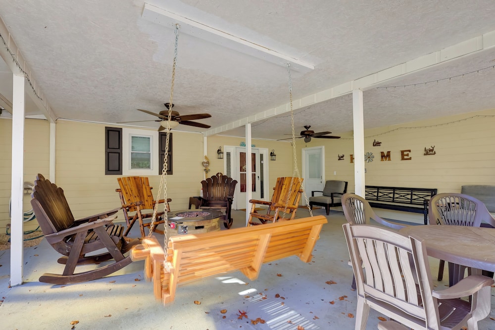 ~ 1 Mi to Dollywood: Home w/ Hot Tub & Grill view 5