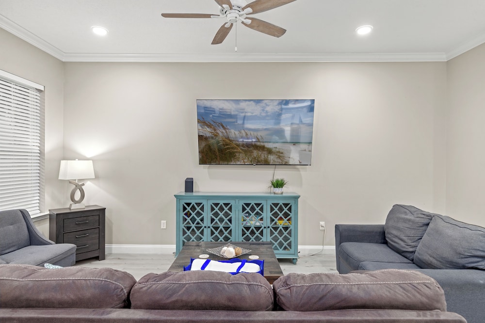 Spacious 4-bed, 3-bath Beach House Sleeps 12 for the Perfect Getaway