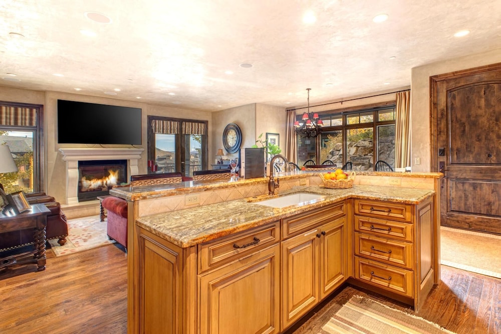Vintage on the Strand 2 bedrooms Ski Out VIN-14 by KBM