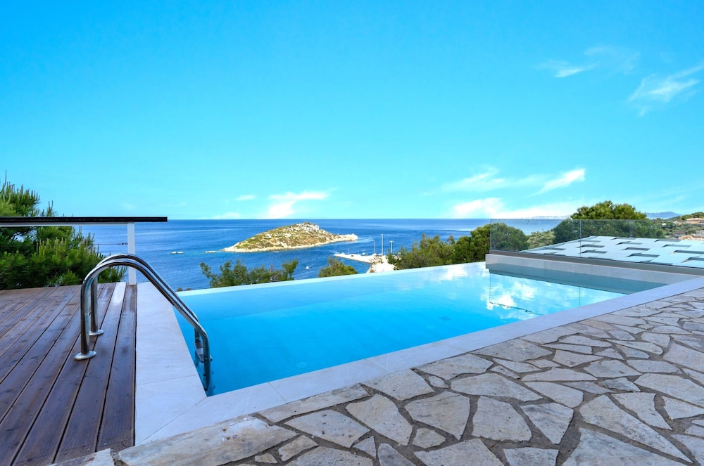 Coastal Paradise Found - Komis Private Pool Gem