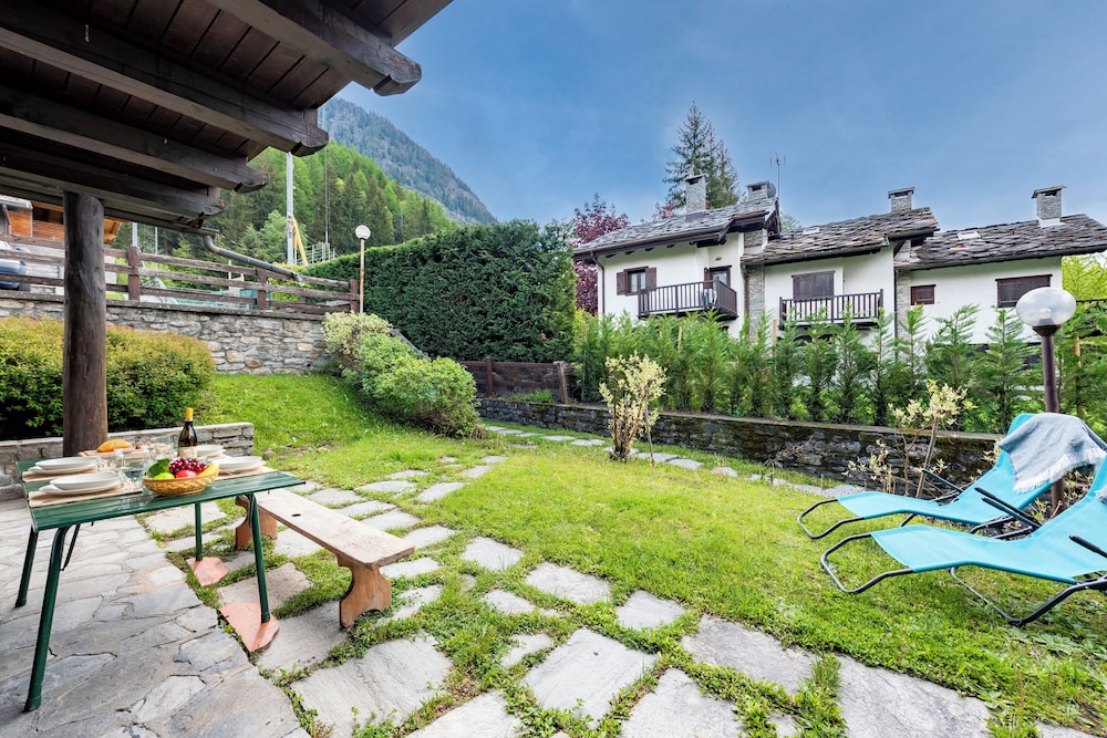 Charming Apartment With Garden in Courmay