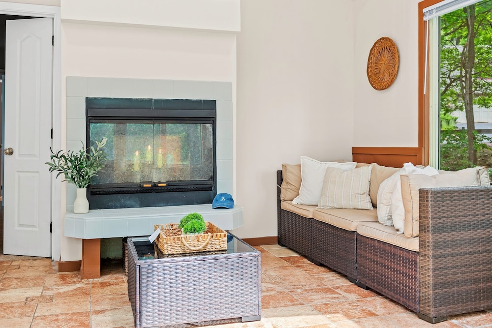 The Boulder Inn by Avantstay Indoor Hot Tub Game Room Outdoor Fire Pit