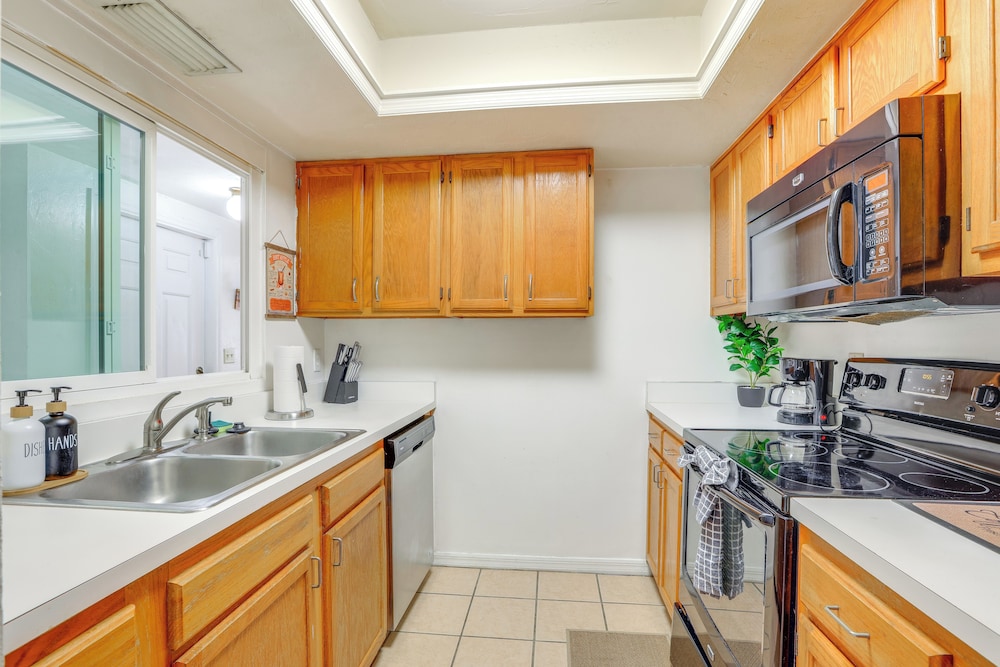 3 Mi to UF Campus: Charming Gainesville Townhome