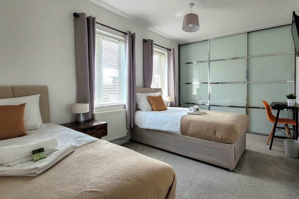 Last Minute Deals 4BR House of Four Chimneys