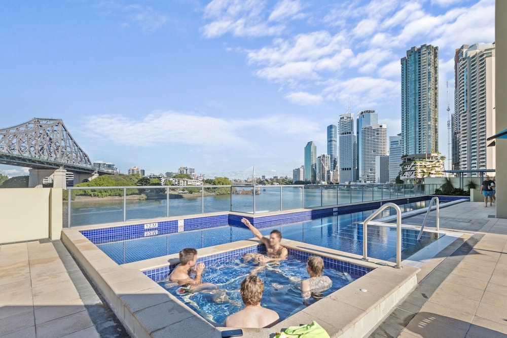 Stylish Brisbane City Stay With Bbq, Pool & Gym