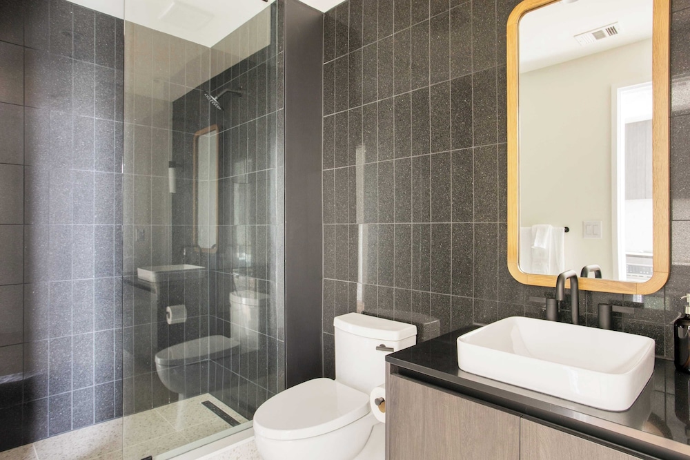 Luxe High Rise Near DT Austin w/ Views Rooftop Pool, Gym, & Luxe Amenities