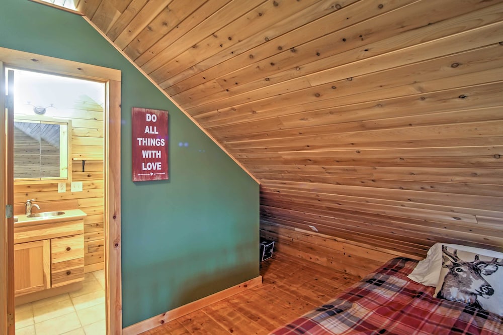 Remote Pentwater Cabin in the Woods: 5 Mi to Dtwn