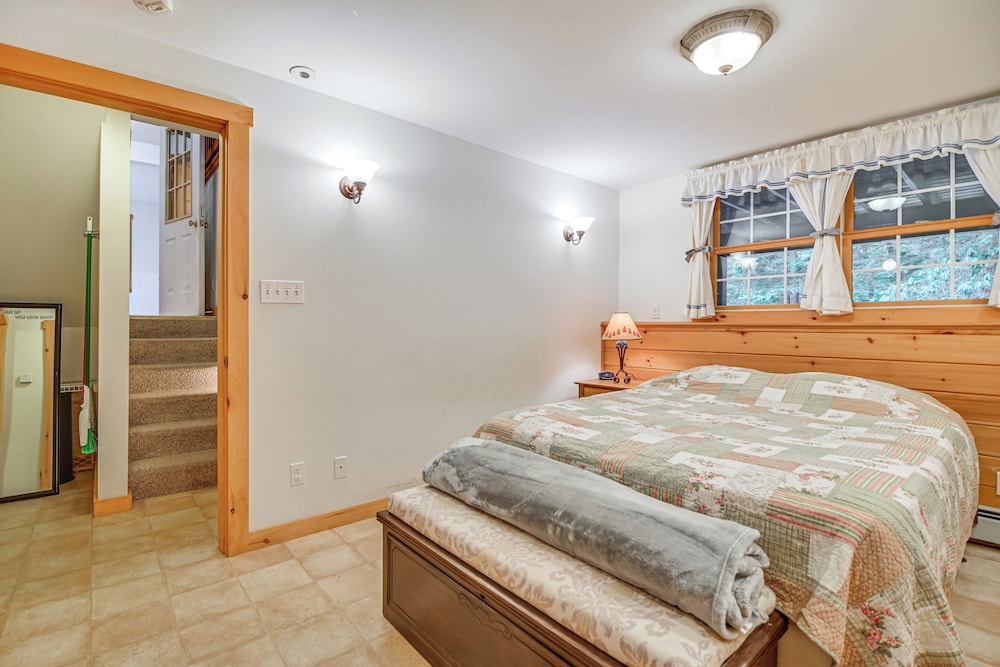 Walk to Water: Outdoor Gem w/ Bunkhouse in Madison