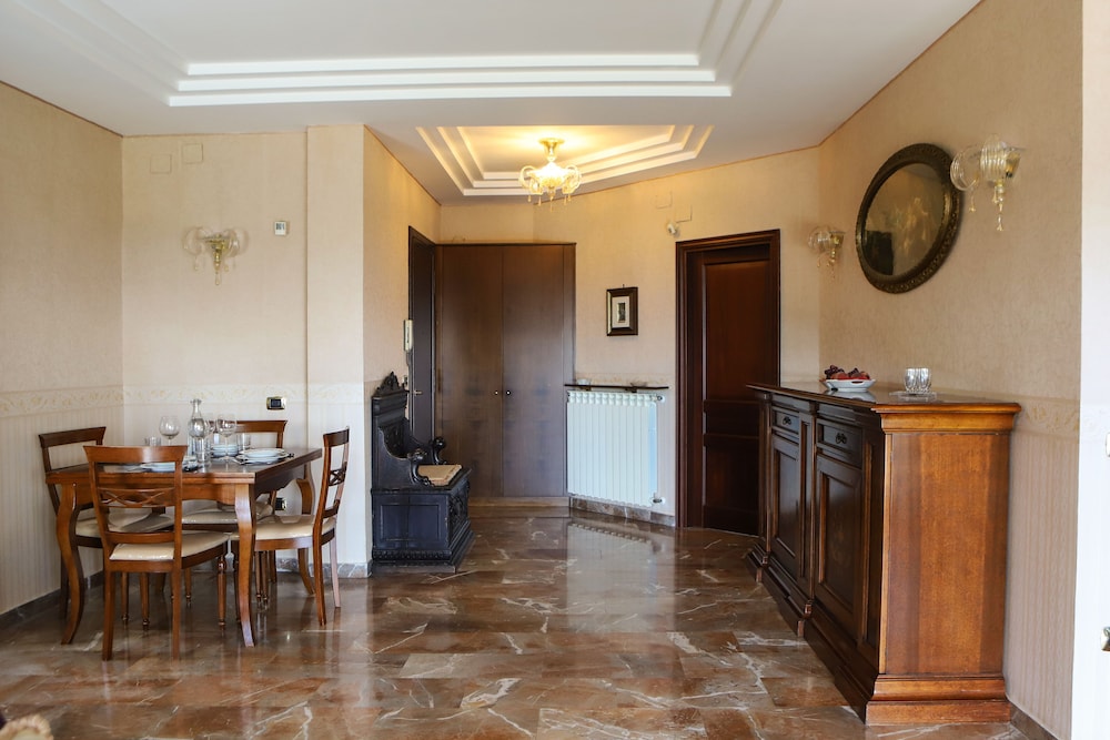 Appartamento Con Terrazzo A Capodimonte