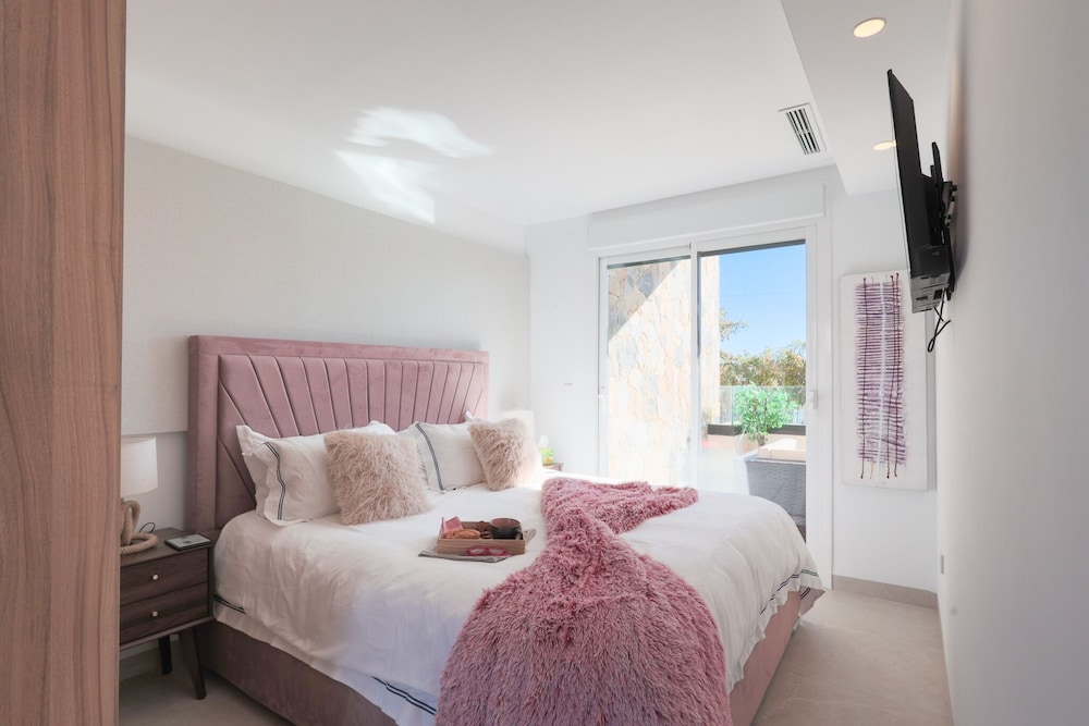 4 Bed Villa - Sleeps 8 - Pool - Garden - Parking