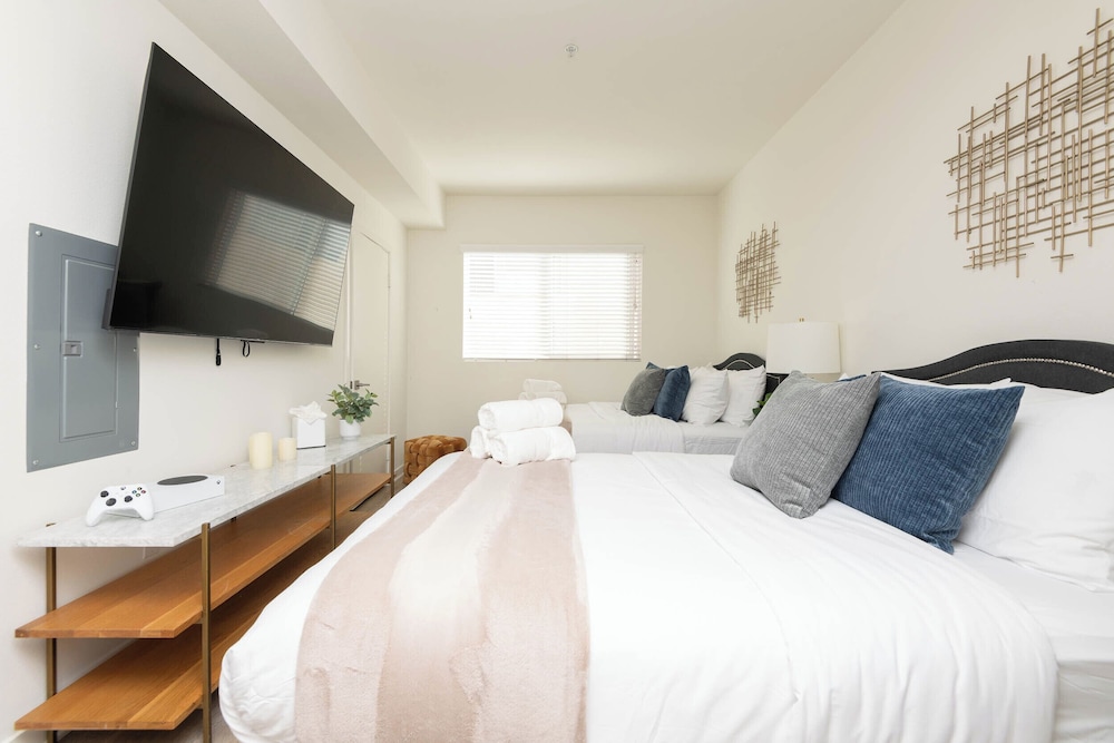 Hollywood Apartment Near Walk of Fame