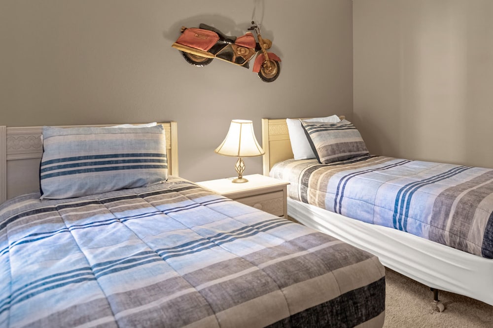 Upstay Stylish Condo w Garden Patio Near Disney