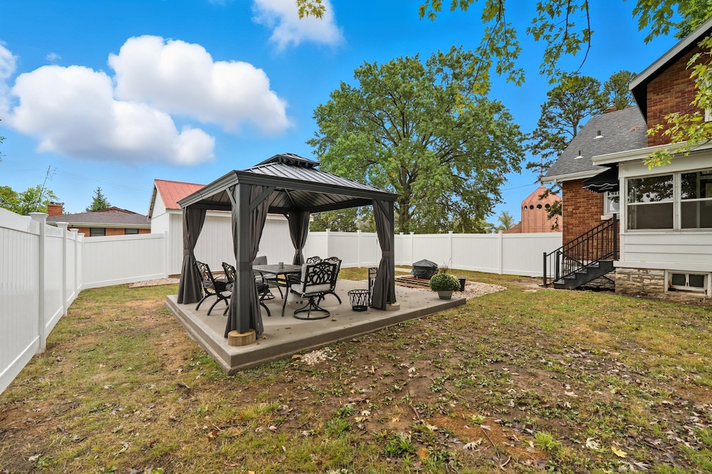 St. Louis Retreat With Game Room & Yard 3 Bedroom Home