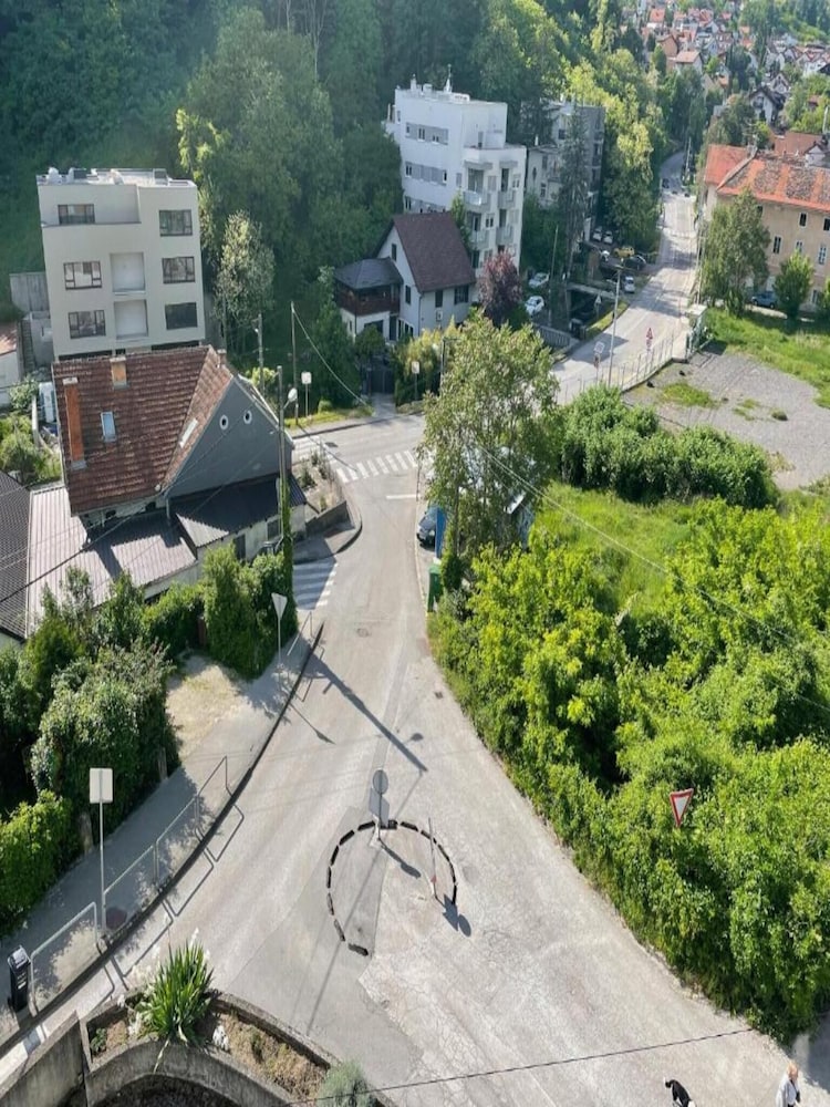 Modern & Charming - Free Private Parking