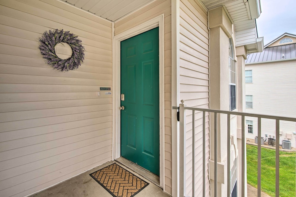 Cozy  Deluxe Branson Condo: Balcony  Pool Access - Property Image 11