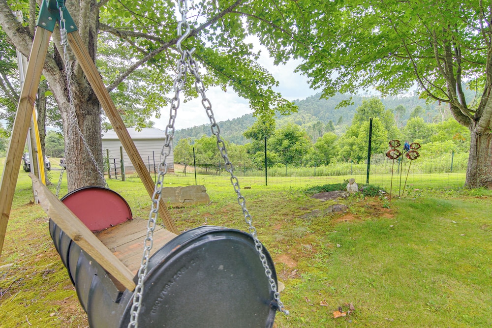 Wraparound Porch w/ Views: Blue Ridge Mtn Gem!