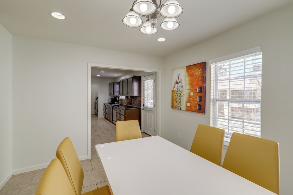 Pool Table & Patio w/ Bar: Spacious Houston Gem!