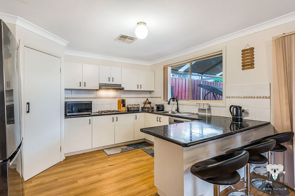 Kozyguru | West Hoxton | Spacious 7-Person Home With Backyard