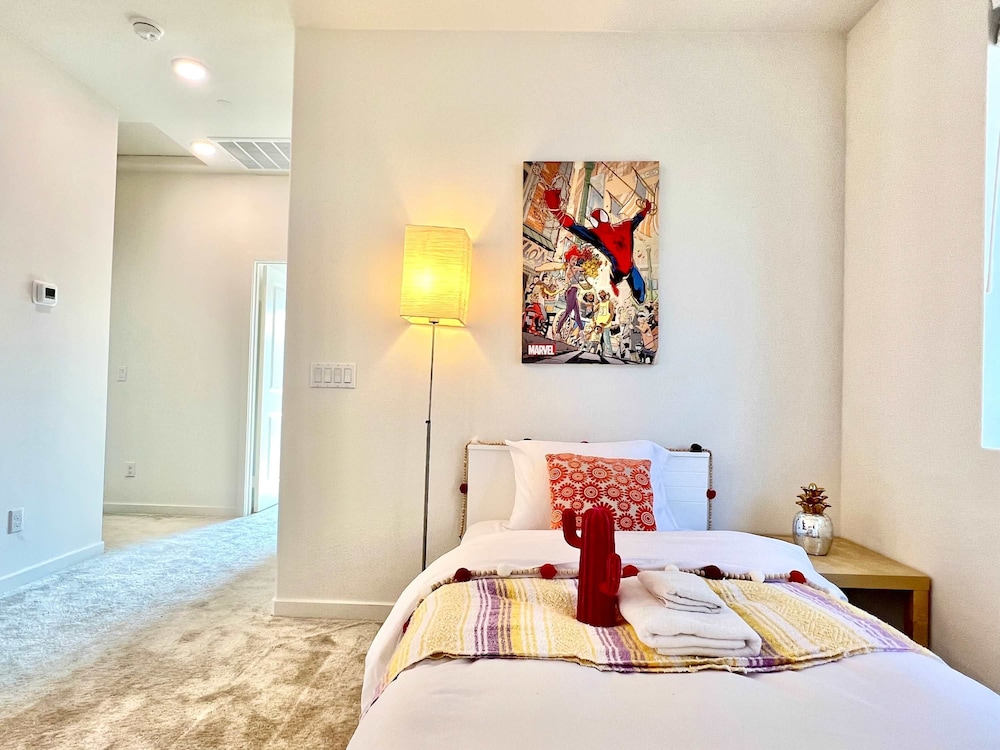 Sunny Stylish Near LA 4BR Home w Desks Lounge