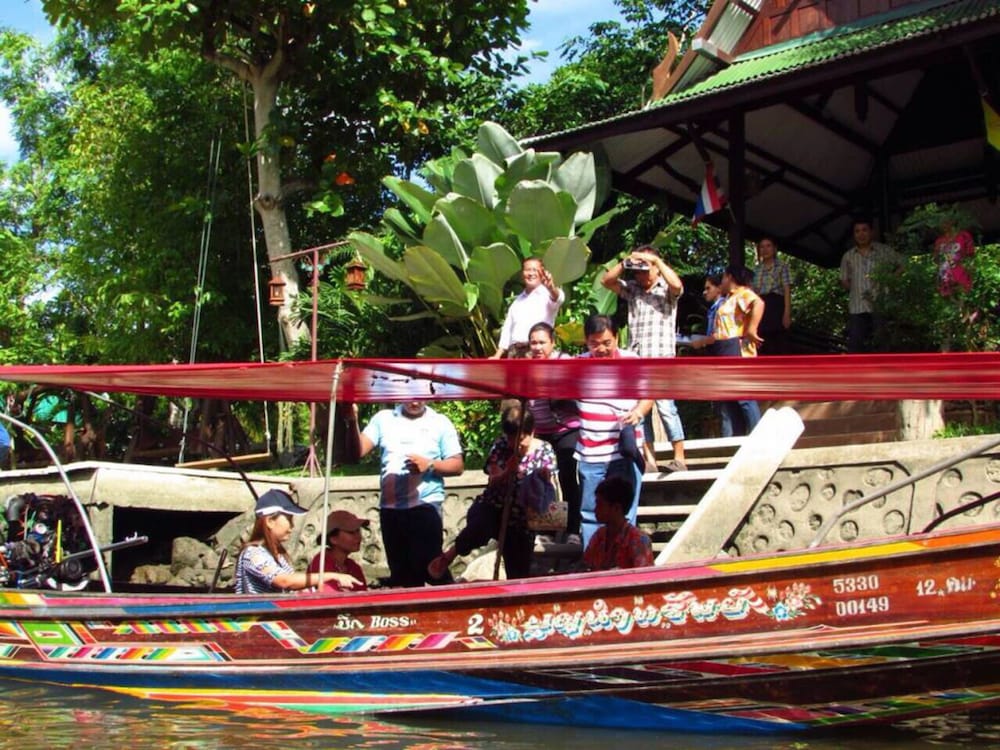 Aioun At Amphawa