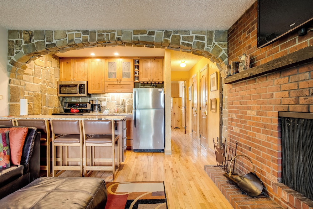 Pool & 3 Hot Tubs: Winter Park Condo on Bus Line