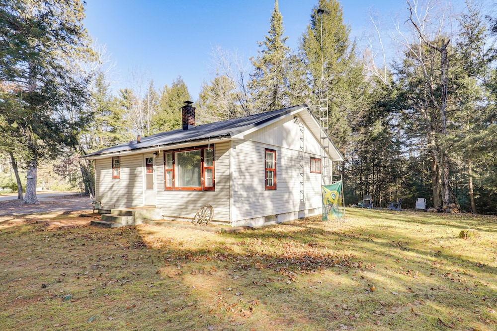 Year-round Chain of Lakes Retreat! Northwoods Home